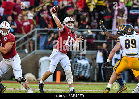 Stanford, Kalifornien, USA. 23 Nov, 2019. Stanford Kardinal quarterback Davis Mühlen (15) während der NCAA Football Spiel zwischen den Kalifornien goldenen Bären und der Stanford Cardinal bei Stanford Stadium in Stanford, Kalifornien. Chris Brown/CSM/Alamy leben Nachrichten Stockfoto