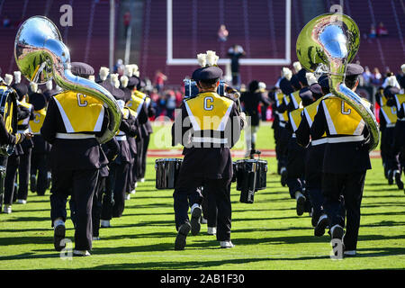 Stanford, Kalifornien, USA. 23 Nov, 2019. Die Kalifornien goldenen Band trägt, nimmt das Feld vor dem NCAA Football Spiel zwischen den Kalifornien goldenen Bären und der Stanford Cardinal bei Stanford Stadium in Stanford, Kalifornien. Chris Brown/CSM/Alamy leben Nachrichten Stockfoto