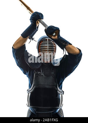 Ein Mann Kendo martial arts Kämpfer gegen Kämpfe in Silhouette isoliert auf weißem bacground Stockfoto