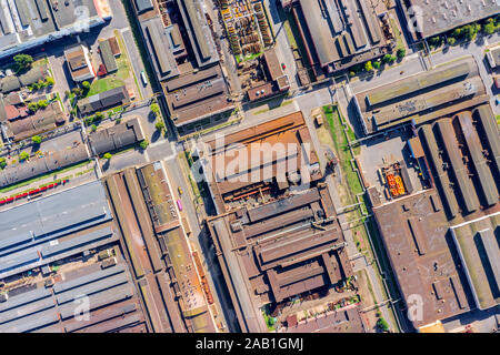 Antenne top Bild des Industriegebiets in Stadtteile. die Dächer der alten Anlage und Herstellung von Gebäuden Stockfoto