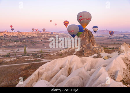 Fliegenden Heißluftballons und Rock Landschaft bei Sonnenaufgang in Göreme, Kappadokien, Türkei Stockfoto