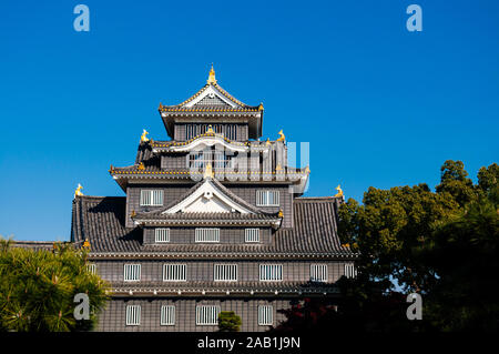 Okayama Castle Black Samurai Festung mit blauen hellen Himmel im Herbst. Japan Edo historische Schloss Stockfoto