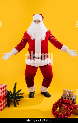 Happy dancing Santa Claus squating mit Händen und Knien abgesehen, wie Achseln Stockfoto