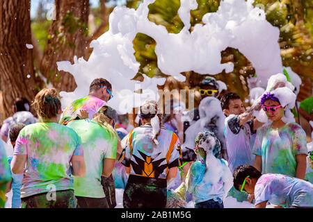 Mackay, Queensland, Australien - 24. November 2019: Nicht identifizierte Personen, Bubble Spiel während 5 K Farbe Frenzy Fun Run im Freien in einem öffentlichen Par Stockfoto