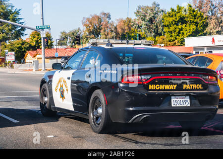 23.November 2019 Redwood City/CA/USA - Highway Patrol Fahrzeug auf einer Straße in San Francisco Bay Area; die California Highway Patrol (CHP) ist ein Stockfoto