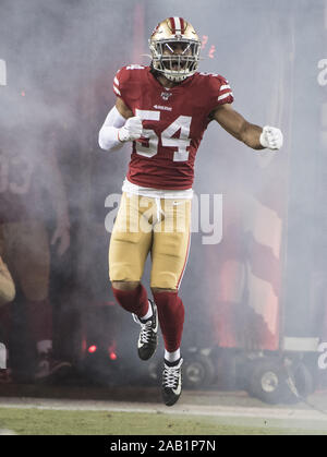 Santa Clara, USA. 24 Nov, 2019. San Francisco 49ers Middle linebacker Fred Warner (54) ist vor der Wiedergabe der Green Bay Packers bei Levi's Stadion in Santa Clara, Kalifornien am Sonntag, 24. November 2019 eingeführt. Die 49ers schlagen die Verpacker 37-8. Foto von Terry Schmitt/UPI Quelle: UPI/Alamy leben Nachrichten Stockfoto