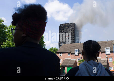 Zuschauer beobachten die Grenfell Turm Feuer. Grenfell Tower ist ein 24-stöckiges Mehrfamilienhaus Teil der Lancaster West Estate, ein Rat Gehäuse Ergänzungen Stockfoto