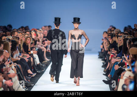 Ein model präsentiert eine Kreation der Litauischen designer Juozas Statkevicius während der Frühjahr/Sommer Kollektion 2020 fashion show in Vilnius, Litauen, Nr. Stockfoto