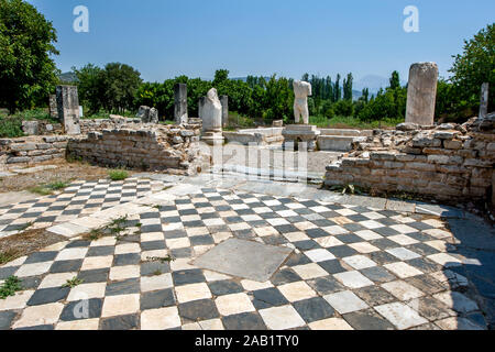 Einen schwarz-weißen Fliesenboden Abschnitt der Hadrianischen Bäder im antiken römischen Ruinen von Aphrodisias in der Türkei. Die Bäder stammen aus dem 2. Jahrhundert n. Stockfoto