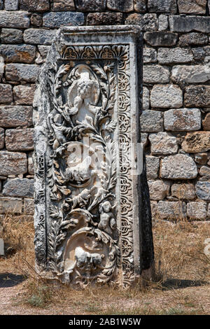 Ein wunderschön geschnitzten weißen Marmor Gesims, die ursprünglich in einem Abschnitt des Hadrianischen Bäder bei der antiken Stätte von Aphrodisias in der Türkei stand. Stockfoto
