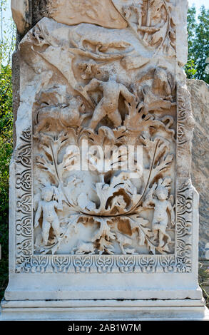 Ein wunderschön geschnitzten weißen Marmor Gesims, die ursprünglich in einem Abschnitt des Hadrianischen Bäder bei der antiken Stätte von Aphrodisias in der Türkei stand. Stockfoto