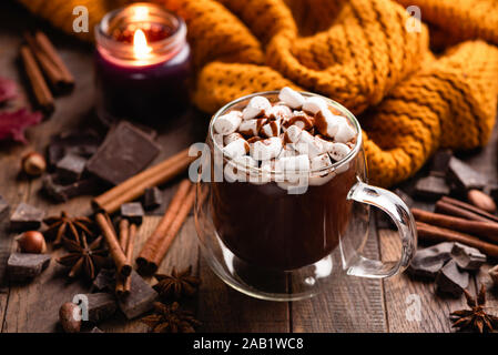 Tasse heiße Schokolade mit Zimt und Marshmallows auf alten Holztisch. Komfort Essen Stockfoto