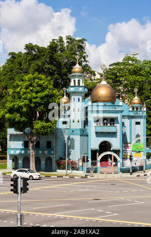 Vertikale Szene der Masjid Malabar Moschee Architektur, eine indische Moschee im Herzen der Stadt, Singapur. Stockfoto