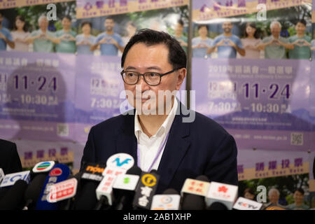 Hongkong, China. 25 Nov, 2019. Der Vorsitzende der Wahlkommission der SAR Hongkong Angelegenheiten Kommission (EAC), Barnabas Fung spricht mit den Medien nach dem Gemeinderat Wahlen. Fast 3 Millionen Bürger von Hongkong ihre Stimmzettel für die Wahlen zum Gemeinderat am Sonntag beim Referendum, das Rennen zwischen den pro-demokratischen und pro-Peking camp cast Nach mehr als fünf Monaten Turbulenzen in der Stadt. Die Wahlbeteiligung war mit mindestens 71,2 % von 4,1 Mio. registrierten Stimmen bestätigt. Credit: SOPA Images Limited/Alamy leben Nachrichten Stockfoto