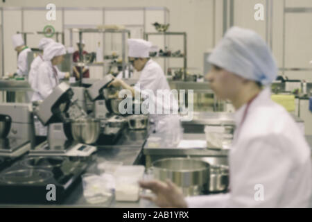 Unscharfer Hintergrund: Gruppen von Küchenchef in der offenen Küche, kann der Kunde sehen, dass Sie kochen in Essen, kochen Koch Stockfoto