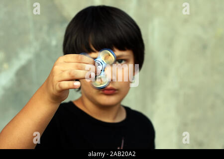 Ein Junge mit einem Spinner. Hand Spinner. Stockfoto