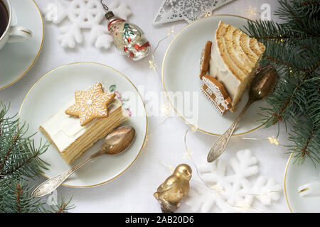 Stück vom hausgemachten Medovik (geschichtet Honig Kuchen