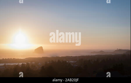 Sonnenuntergang über Haystack Rock im Pacific City, Oregon Stockfoto