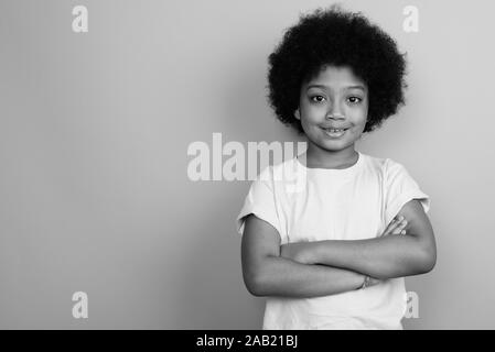 Junge niedlich afrikanisches Mädchen mit Afro Haar in Schwarz und Weiß Stockfoto