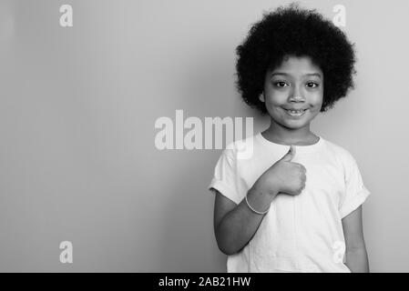 Junge niedlich afrikanisches Mädchen mit Afro Haar in Schwarz und Weiß Stockfoto