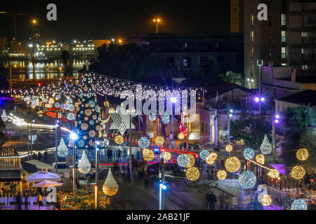 Nachtansicht der Bahai Tempel und Bahai Gärten aus der deutschen Kolonie mit Weihnachtsschmuck in Haifa, Israel. Stockfoto