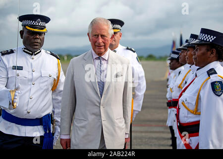 Der Prinz von Wales untersucht den Wachmann am Internationalen Flughafen in Honiara Honiara, wie er sich vorbereitet, Abfahrt nach drei Tag königlicher Besuch auf den Salomonen. PA-Foto. Bild Datum: Montag, November 25, 2019. Siehe PA Geschichte ROYAL Charles. Photo Credit: Victoria Jones/PA-Kabel Stockfoto