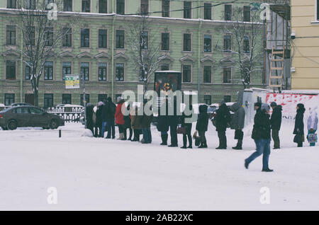 St. Petersburg, Russland - Januar 24, 2019: die Menschen Schlange stehen an der Bushaltestelle warten in den Bus im Winter Stockfoto