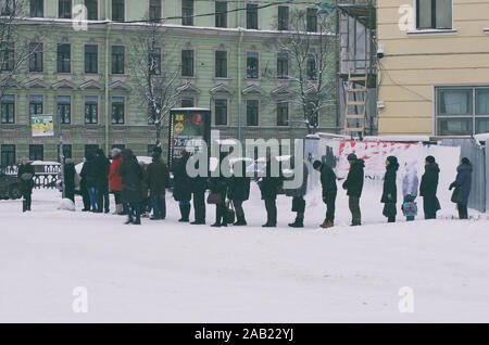 St. Petersburg, Russland - Januar 24, 2019: Warteschlange von Menschen an der Bushaltestelle an einem düsteren Morgen im Winter Stockfoto