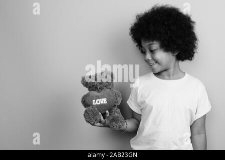 Junge niedlich afrikanisches Mädchen mit Afro Haar in Schwarz und Weiß Stockfoto