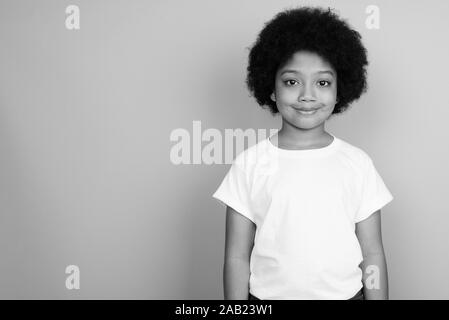 Junge niedlich afrikanisches Mädchen mit Afro Haar in Schwarz und Weiß Stockfoto