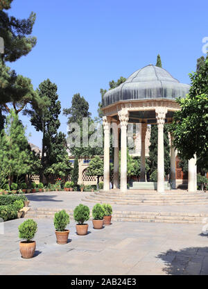 IRAN, SHIRAZ - 30 September, 2019: Das Grab des großen persischen Dichter Hafez in Mussala Gärten, Shiraz, Iran Stockfoto