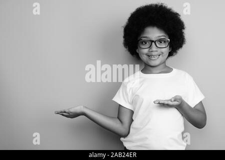 Junge niedlich afrikanisches Mädchen mit Afro Haar in Schwarz und Weiß Stockfoto