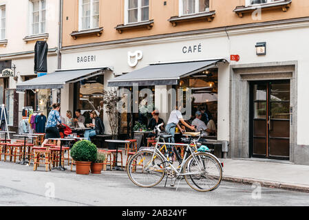 Stockholm, Schweden - August 8, 2019: Straßenszene in Sofo, die trendigsten Viertel in Stockholm, für seine hipster Cafés und coole Läden bekannt. Stockfoto