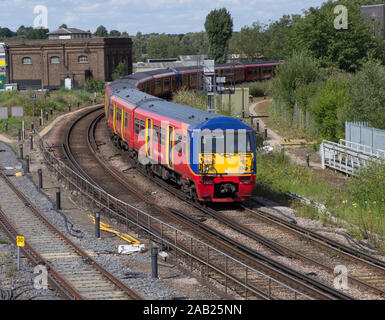 South Western Raailway Klasse 456 elektrische Zug approches Guildford, Surrey Station auf 13.08.19. Stockfoto