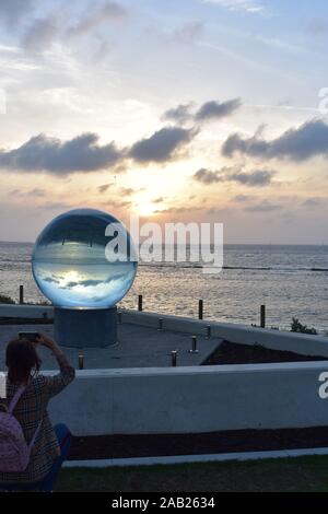 Ein Bild von dem Horizont Glas display Champion Bay foreshore beach Geraldton Stockfoto