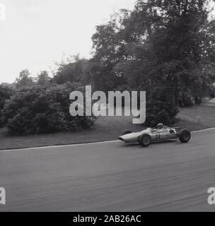 1960 s, historischen Motorsport Rennstrecke im Crystal Palace in London, London, England, UK, einen Rennwagen der Epoche zu gehen um die Ecke im Park. Stockfoto