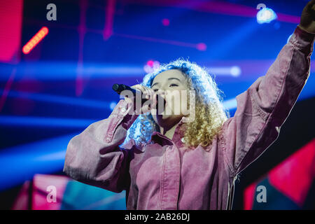 Zürich, Schweiz. 22., November 2019. Die norwegische Sängerin und Songwriterin Emma Steinbakken führt ein Live Konzert während der Energy Star-Nacht 2019 im Hallenstadion in Zürich. (Foto: Gonzales Foto - Tilman Jentzsch). Stockfoto