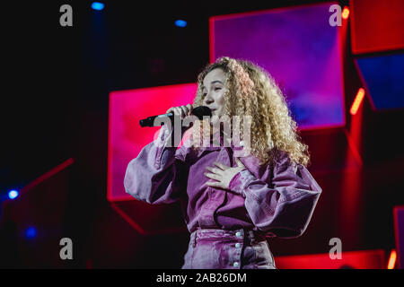 Zürich, Schweiz. 22., November 2019. Die norwegische Sängerin und Songwriterin Emma Steinbakken führt ein Live Konzert während der Energy Star-Nacht 2019 im Hallenstadion in Zürich. (Foto: Gonzales Foto - Tilman Jentzsch). Stockfoto