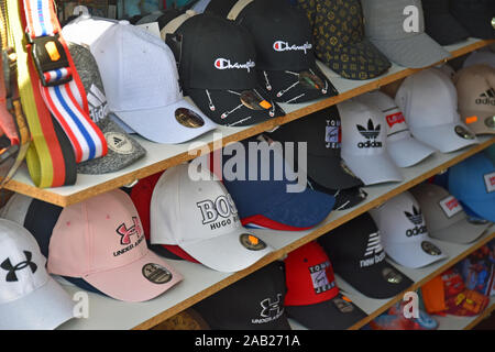 Gefälschte designer Baseball Caps in Store Stockfoto