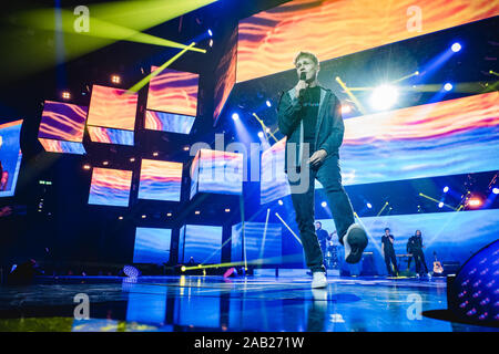 Zürich, Schweiz. 22., November 2019. Der deutsche Sänger und Songwriter Tim Bendzko führt ein Live Konzert während der Energy Star-Nacht 2019 im Hallenstadion in Zürich. (Foto: Gonzales Foto - Tilman Jentzsch). Stockfoto