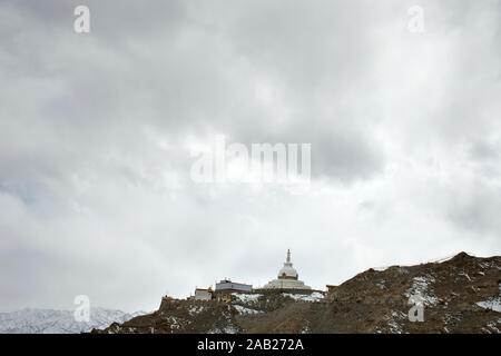 Blick Landschaft und Shanti Stupa auf einem Hügel in Chanspa für das tibetische Volk und Reisende Ausländer Reisen besuchen und Respekt beten Buddha im Leh Lada Stockfoto