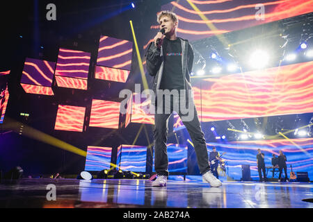 Zürich, Schweiz. 22., November 2019. Der deutsche Sänger und Songwriter Tim Bendzko führt ein Live Konzert während der Energy Star-Nacht 2019 im Hallenstadion in Zürich. (Foto: Gonzales Foto - Tilman Jentzsch). Stockfoto