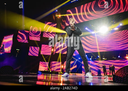 Zürich, Schweiz. 22., November 2019. Der deutsche Sänger und Songwriter Tim Bendzko führt ein Live Konzert während der Energy Star-Nacht 2019 im Hallenstadion in Zürich. (Foto: Gonzales Foto - Tilman Jentzsch). Stockfoto