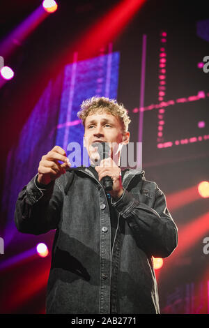 Zürich, Schweiz. 22., November 2019. Der deutsche Sänger und Songwriter Tim Bendzko führt ein Live Konzert während der Energy Star-Nacht 2019 im Hallenstadion in Zürich. (Foto: Gonzales Foto - Tilman Jentzsch). Stockfoto