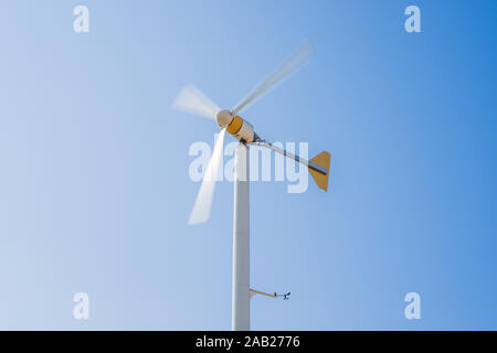 Windkraftanlagen zur Stromerzeugung mit blauem Himmel - Erhaltung Energiekonzept Stockfoto