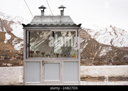 Dekoration Design von Öllampen traditionelle Beleuchtung Ausrüstung bei Shanti Stupa auf einem Hügel in Chanspa für das tibetische Volk und Reisende Ausländer besuchen Stockfoto