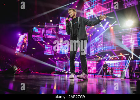 Zürich, Schweiz. 22., November 2019. Der deutsche Sänger und Songwriter Tim Bendzko führt ein Live Konzert während der Energy Star-Nacht 2019 im Hallenstadion in Zürich. (Foto: Gonzales Foto - Tilman Jentzsch). Stockfoto