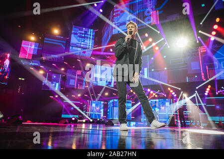 Zürich, Schweiz. 22., November 2019. Der deutsche Sänger und Songwriter Tim Bendzko führt ein Live Konzert während der Energy Star-Nacht 2019 im Hallenstadion in Zürich. (Foto: Gonzales Foto - Tilman Jentzsch). Stockfoto