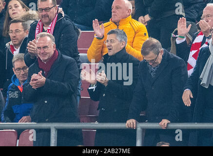 Letzte Jubel der Verwaltung von M, links nach rechts Karl-Heinz Rummenigge (Vorstandsvorsitzender, M), Herbert Hainer (Präsident, M), Jan-Christian Dreesen (stellvertretender Chief Executive, M) auf der Tribüne, Fußball 1. 1. Fussballbundesliga, 12. Spieltag Fortuna Düsseldorf (D) - FC Bayern München (M) 0:4, 4:6, am 23.11.2019 in Düsseldorf/Deutschland. € | Nutzung weltweit Stockfoto