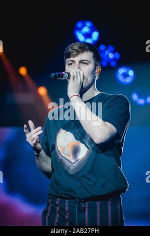 Zürich, Schweiz. 22., November 2019. Der britische Sänger und Songwriter Tom Gregory führt ein Live Konzert während der Energy Star-Nacht 2019 im Hallenstadion in Zürich. (Foto: Gonzales Foto - Tilman Jentzsch). Stockfoto